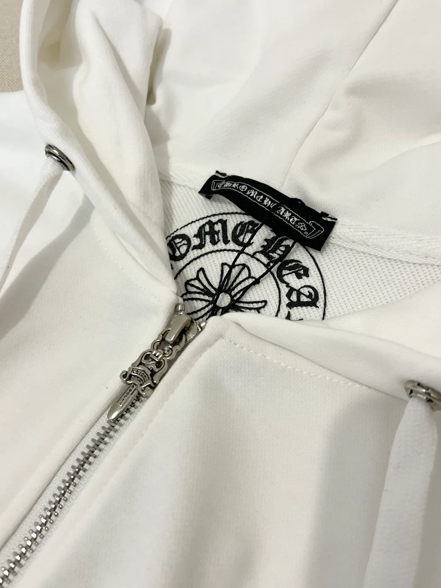 P360 Size: S/M/L/XL White/Black Unisex Chrome Hearts classic colorful horseshoe zipper sweatshirt jacket, customized fabric Sanskrit contrasting color Large and comfortable version The color combination is super nice! Full of high-end, so handsome, and a must-have, it’s worth buying!  ⚠️Washing method: For pure cotton products, please wrap the laundry bag inside out and machine wash quickly in cold water! ! Do not soak/wash in warm water!
